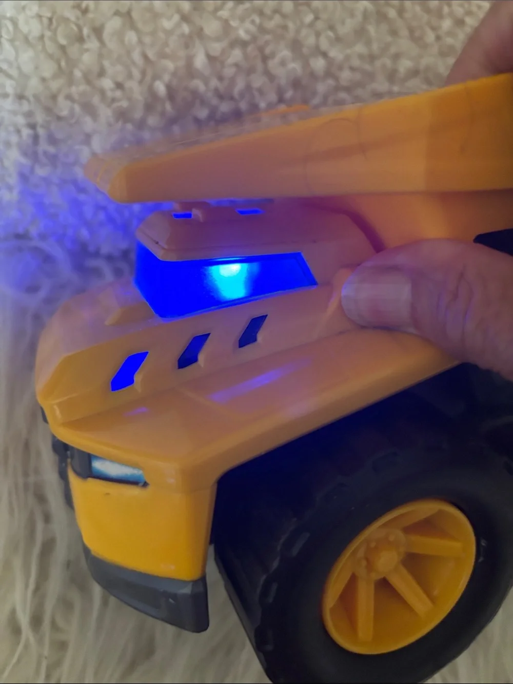 CAT® FUTURE FORCE DUMP TRUCK lights and sound